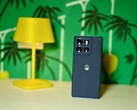 Elegante, no demasiado pesado, con una larga durabilidad: El Motorola Moto G86 Power ofrece a sus usuarios una independencia real. (Fuente de la imagen: Notebookcheck)