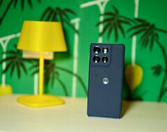 Elegante, no demasiado pesado, con una larga durabilidad: El Motorola Moto G86 Power ofrece a sus usuarios una independencia real. (Fuente de la imagen: Notebookcheck)