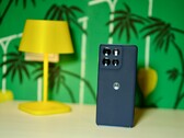 Elegante, no demasiado pesado, con una larga durabilidad: El Motorola Moto G86 Power ofrece a sus usuarios una independencia real. (Fuente de la imagen: Notebookcheck)