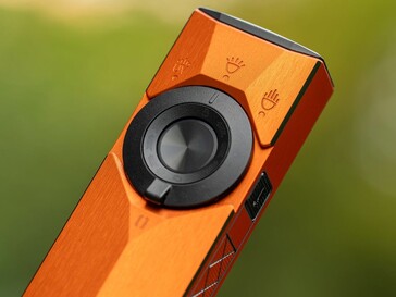 La Olight ArkPro Ultra se controla mediante un selector giratorio situado alrededor de su botón de encendido y un interruptor lateral de encendido del láser.