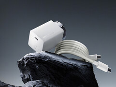 El nuevo cargador GaN de 100 W de OnePlus cuesta unos 28 dólares en China. En la imagen: el ladrillo y el cable incluido. (Fuente de la imagen: OnePlus)