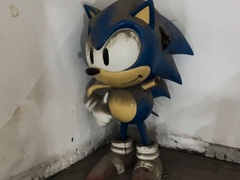 Estatua de Sonic descubierta tras el cierre de Segaworld Londres. La estatua ha sido restaurada desde entonces y pudo verse durante la Gamescom 2023 (fuente de la imagen: Sega Driven)