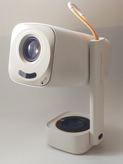 El proyector portátil Yaber T1 Pro viene con una práctica correa de transporte. (Fuente de la imagen: Notebookcheck)