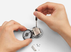 Se dice que la batería del Google Pixel Watch 4 es relativamente fácil de sustituir. (Fuente de la imagen: Google)