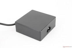 El adaptador universal USB-C AC es relativamente pequeño (~7,5 x 7,5 x 2,9 cm) teniendo en cuenta su salida de 90 W