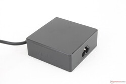 El adaptador universal USB-C AC es relativamente pequeño (~7,5 x 7,5 x 2,9 cm) teniendo en cuenta su salida de 90 W