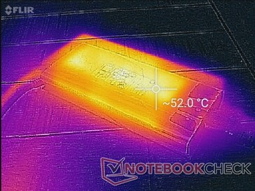 El adaptador de CA después de funcionar con altas cargas durante más de una hora