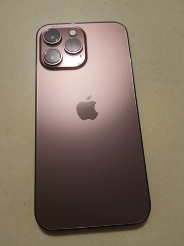 Posible iPhone 13 Pro. (Fuente de la imagen: @MajinBuOfficial)