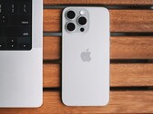 El Apple iPhone 15 y das iPhone 15 Pro fueron los smartphones más vendidos en 2024. (Fuente de la imagen: Lala Azizli)