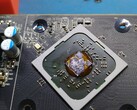 Ketchup utilizado como compuesto térmico en la GPU AMD Radeon R7 240. (Fuente de la imagen: AssasinWarlord en ComputerBase.de)