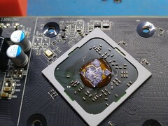 Ketchup utilizado como compuesto térmico en la GPU AMD Radeon R7 240. (Fuente de la imagen: AssasinWarlord en ComputerBase.de)