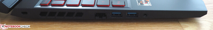 Izquierda: cerradura Kensington, Ethernet RJ45, 2x USB-A, conector para auriculares de 3,5 mm.