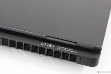 El diseño trasero extendido es más pequeño y no tan agresivo como en la última Legion Pro 7i 16 G10