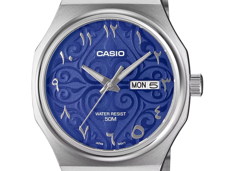 Primer plano del Casio MTP-E735AR-2A2V, en el que se aprecia su esfera de color azul intenso con motivos arabescos, los números arábigos orientales en relieve, las agujas facetadas de estilo espada en color plateado y el indicador de día y fecha situado a las 3 en punto.