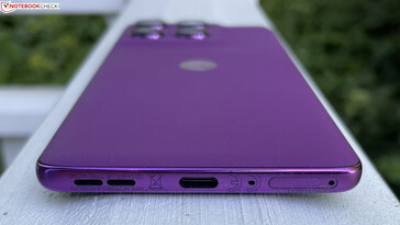 debajo: Altavoz, USB-C 2.0, micrófono, ranura SIM