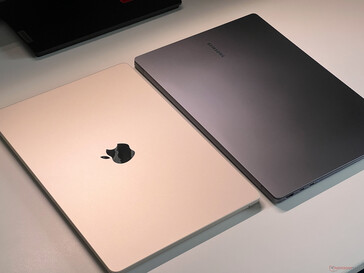 MacBook Air 15 (izquierda) frente a Galaxy Book4 Pro (derecha)