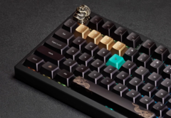 Vista superior del teclado mecánico inalámbrico Keychron Black Myth Wukong que muestra la tecla de escape artesanal y las teclas de acento