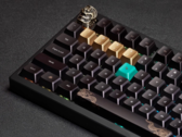Vista superior del teclado mecánico inalámbrico Keychron Black Myth Wukong que muestra la tecla de escape artesanal y las teclas de acento