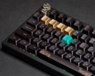 Vista superior del teclado mecánico inalámbrico Keychron Black Myth Wukong que muestra la tecla de escape artesanal y las teclas de acento