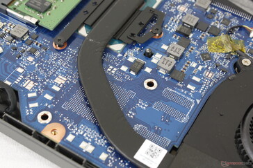 Ranuras no utilizadas en la placa base para una GPU discreta GeForce MX opcional y sus módulos de VRAM