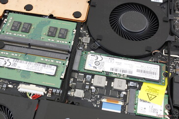 SSD primario adyacente a los dos módulos RAM