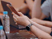 Es posible que algunos empleados de Samsung ya estén utilizando el Galaxy Z Fold 3 y el Galaxy Watch 4 Classic. (Fuente de la imagen: Samsung)