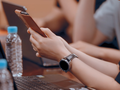 Es posible que algunos empleados de Samsung ya estén utilizando el Galaxy Z Fold 3 y el Galaxy Watch 4 Classic. (Fuente de la imagen: Samsung)