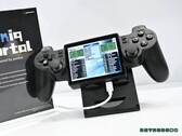 El Yoniq Portal cuenta con una pantalla inclinada y controles similares a los del DualShock 2.