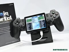 El Yoniq Portal cuenta con una pantalla inclinada y controles similares a los del DualShock 2.