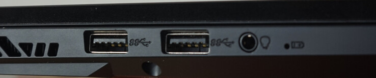 Puertos a la izquierda: 2 USB-A (10 Gbit/s), auriculares