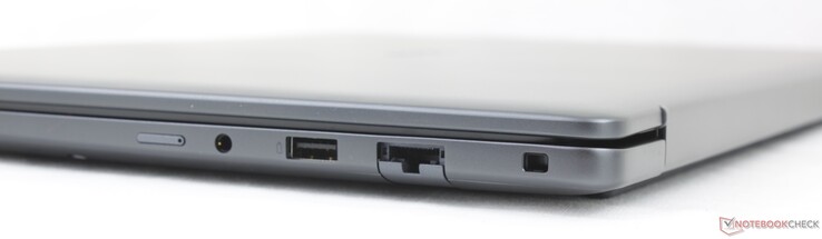 Correcto: Ranura para tarjeta Nano-SIM (opcional), conector para auriculares de 3,5 mm, USB-A 3.2 Gen. 1, RJ-45 (1 Gbps), Noble Lock