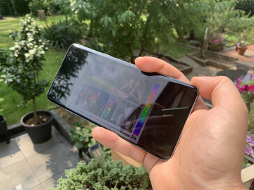 Uso del Galaxy S10 5G al aire libre bajo el sol