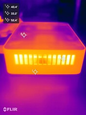 Asus NUC 15 Pro+ durante la prueba de estrés (lado izquierdo)