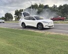 Una foto del Mustang Mach-E en llamas (Fuente de la imagen: Chase Roberts; recortada)