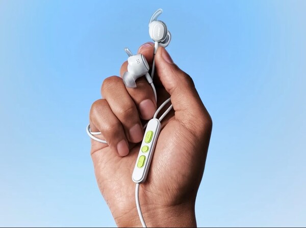 Los auriculares con cable de Bose tienen un control remoto integrado en el cable.