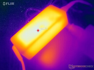 El adaptador de CA puede alcanzar los 40 C cuando funciona con cargas exigentes