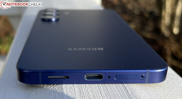 Parte inferior: altavoz, USB-C 3.1 Gen 1, micrófonos, SIM dual (fuente de la imagen: Manuel Masiero)