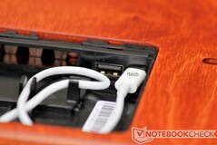 Esta cavidad alberga el cable de carga para el cargador del Apple Watch, así como un puerto USB-A oculto