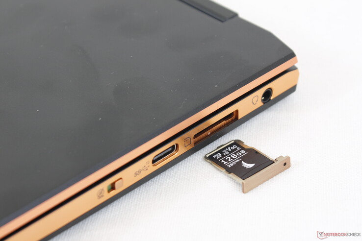 La bandeja de la MicroSD parece pertenecer a un smartphone y no a un portátil
