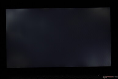 Sangrado de retroiluminación moderado-pesado a lo largo de las esquinas de nuestra pantalla