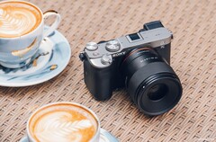 Se dice que el último objetivo de fotograma completo de Samyang es relativamente pequeño y ligero.