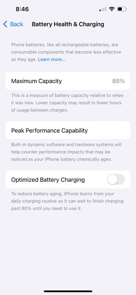 la página "Salud de la batería" del iPhone muestra la capacidad restante actual