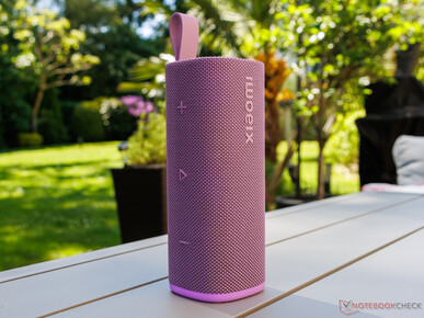 El Sound Play colocado verticalmente sobre una mesa