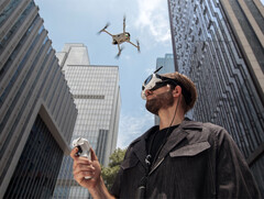 El Antigravity A1 con las gafas FPV y el mando a distancia de Insta360. (Fuente de la imagen: Antigravity)