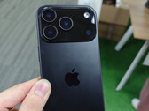 La unidad ficticia del iPhone 17 Pro presenta algunos retoques de diseño respecto al modelo actual de Apple. (Fuente de la imagen: Majin Bu)