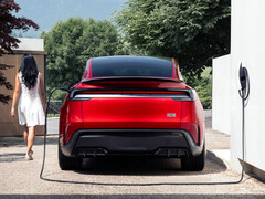 Un Model Y Performance cargándose en un cargador doméstico Tesla Wall Connector. (Fuente de la imagen: Tesla)