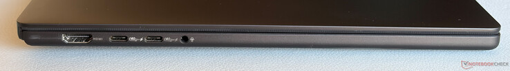 Izquierda: HDMI 2.1 FRL, 2x USB-C 4.0 (40 Gbps, DisplayPort, Power Delivery), conector estéreo de 3.5 mm