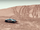 El Tesla Cybertruck maneja sin esfuerzo las montañas arenosas en la carrera todoterreno del desierto KOH (imagen: DennisCW / Youtube)