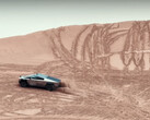 El Tesla Cybertruck maneja sin esfuerzo las montañas arenosas en la carrera todoterreno del desierto KOH (imagen: DennisCW / Youtube)