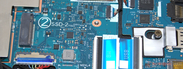 También hay una ranura para una segunda unidad SSD.